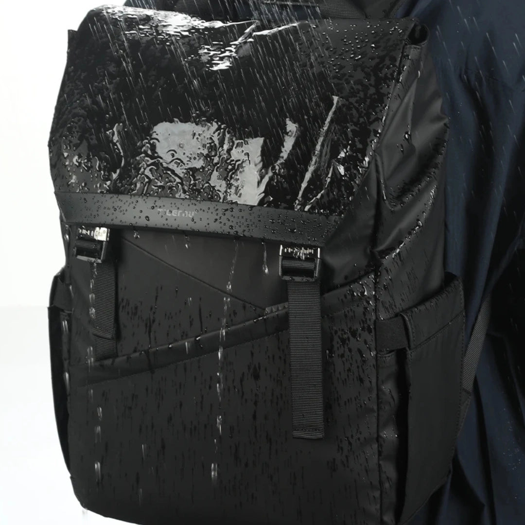 Wasserabweisender Test: Regen perlt von der PU‑Oberfläche des T‑Nu Avant ab