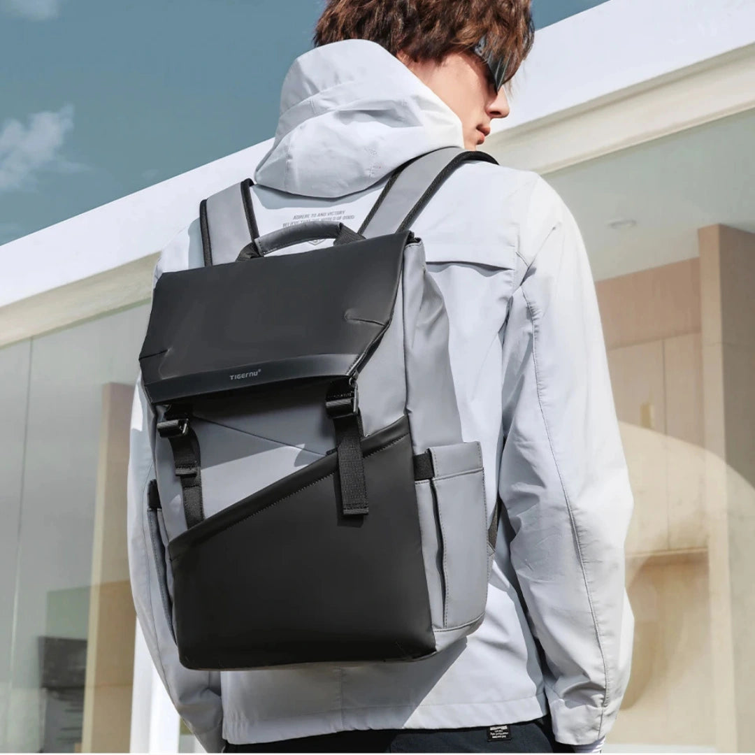 Urbaner Einsatz: Pendler trägt den T‑Nu Avant Rucksack auf dem Rücken