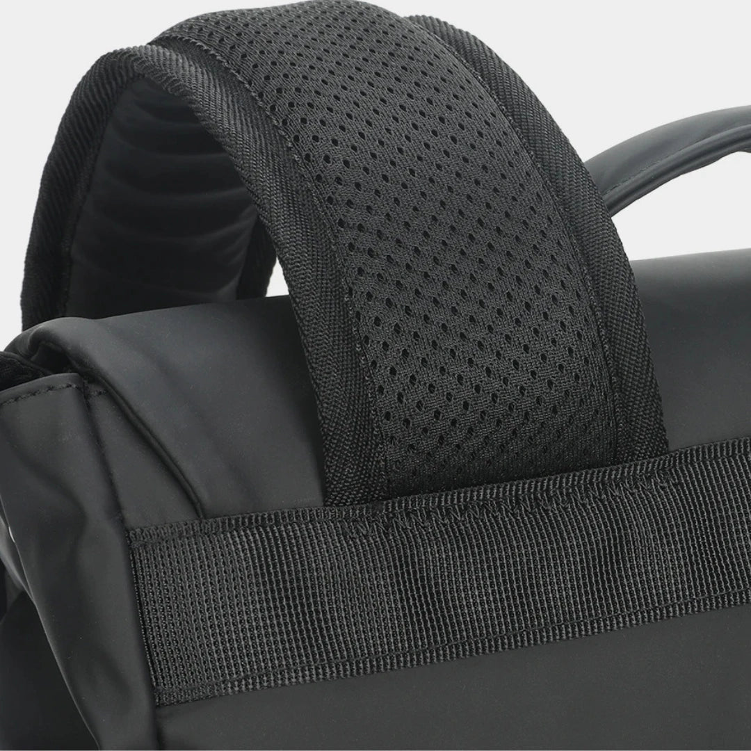 Detailaufnahme Schultergurt: atmungsaktive Mesh‑Polsterung des T‑Nu Avant