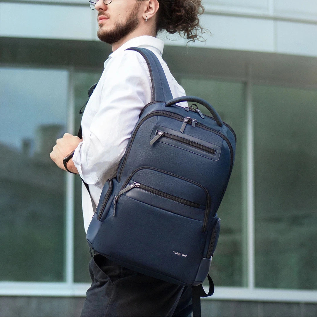 Pendler trägt den Henner Tiger Business‑Rucksack Blau im Alltag