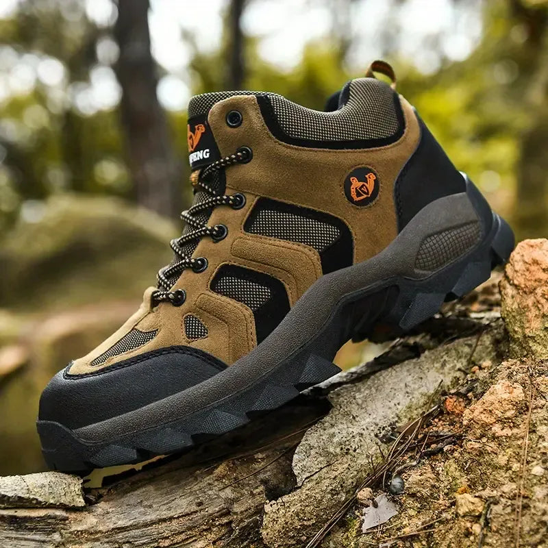 Brauner Stiefel getragen, Seitenansicht rechts auf Waldstamm