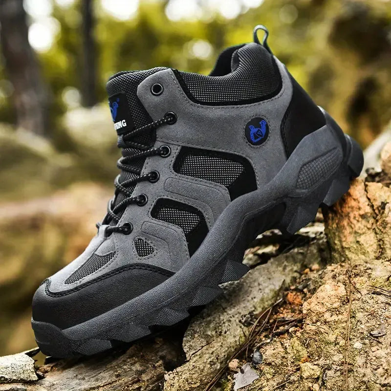 Grauer Stiefel getragen, Frontansicht auf Felsblock