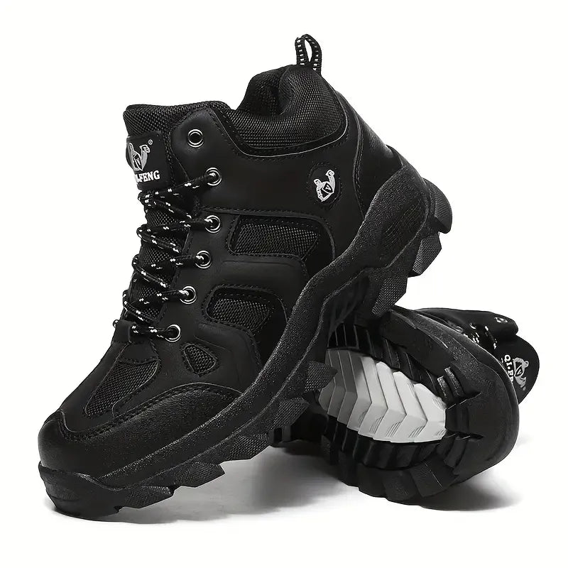 Paar schwarze Stiefel, einer aufrecht einer liegend – Untersohle sichtbar