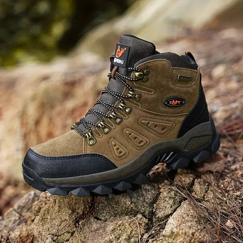 Brauner Stiefel getragen, Frontansicht auf felsigem Trail