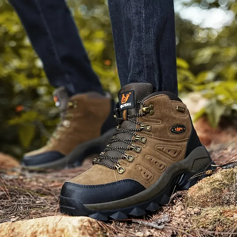 Brauner Stiefel getragen, Front- & Seitenansicht auf Waldboden