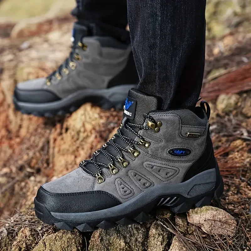 Grauer Stiefel getragen, Schritt auf Fels – Outdoor-Szene