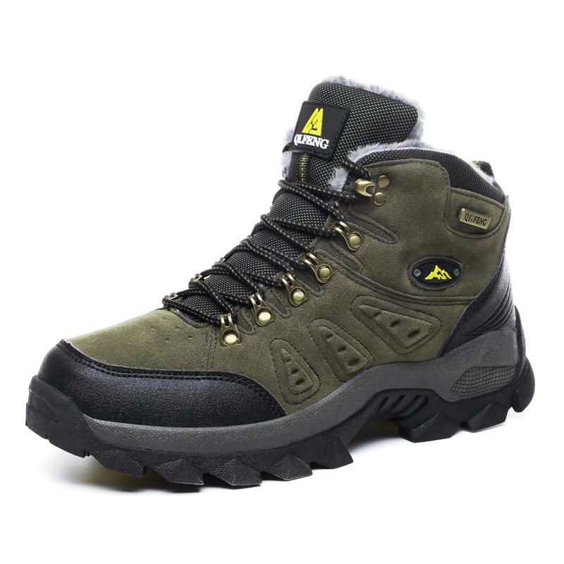 Studioansicht: High-Top Wanderschuh Olivgrün, schwarzer Zehenschutz – linke Seite