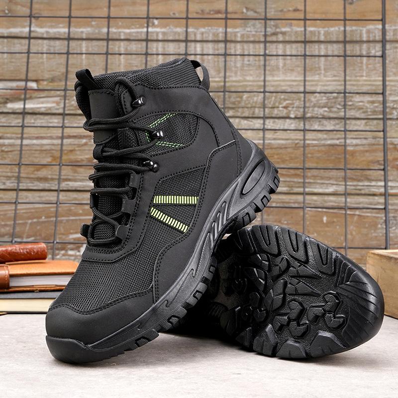 Stiefel Grau-Orange lehnt am Gitter, Seitenansicht links