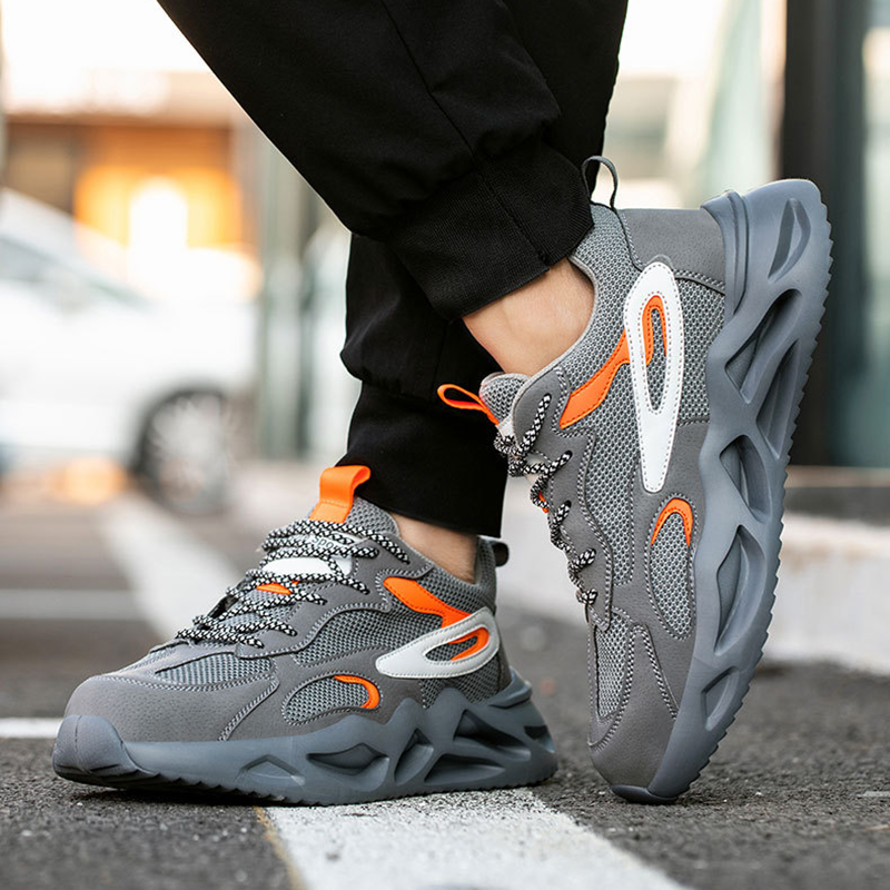 Schuh Grau-Orange getragen, Tritt auf Nagelbrett (Nahaufnahme)