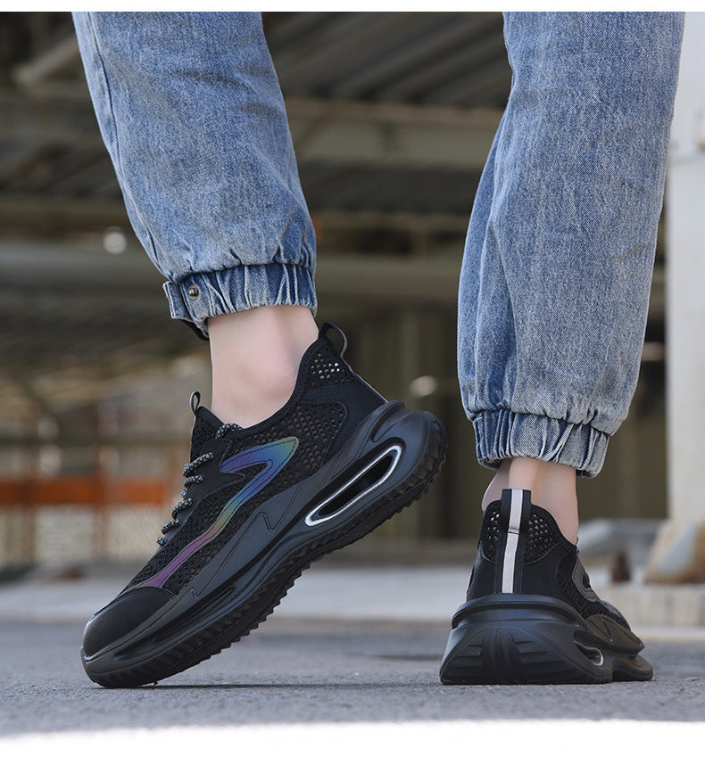 Paar Stahlkappen-Sneaker Schwarz getragen, Bodenperspektive