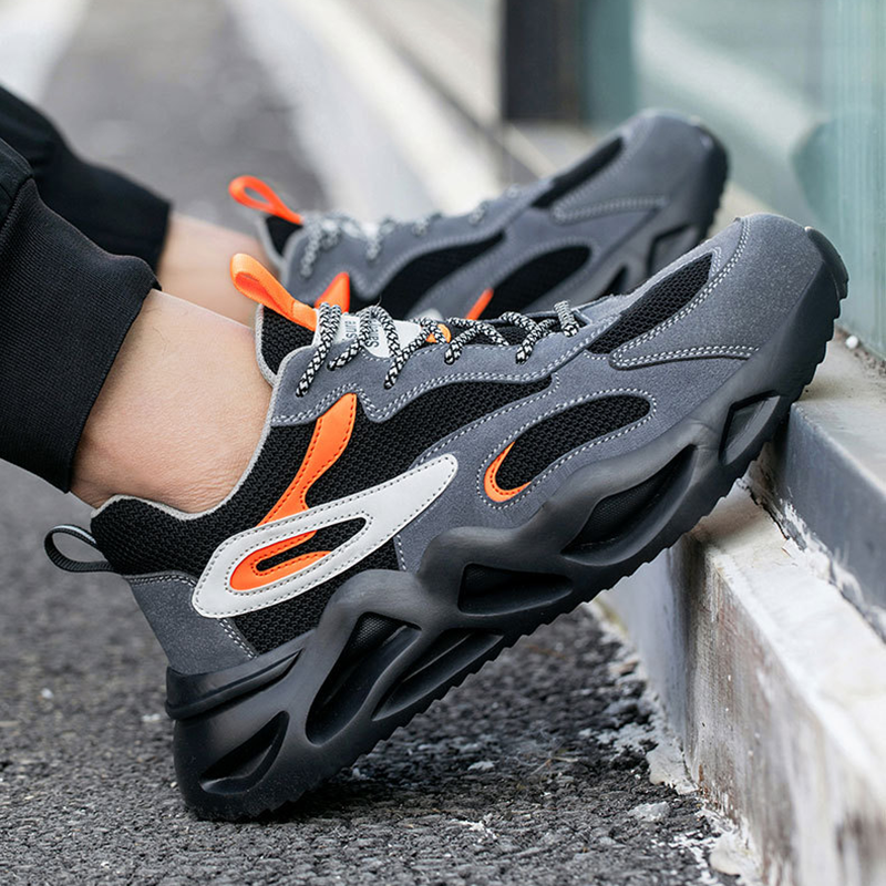 Paar Grau-Orange getragen, Schritt auf Stahlgitter, Ferse angehoben