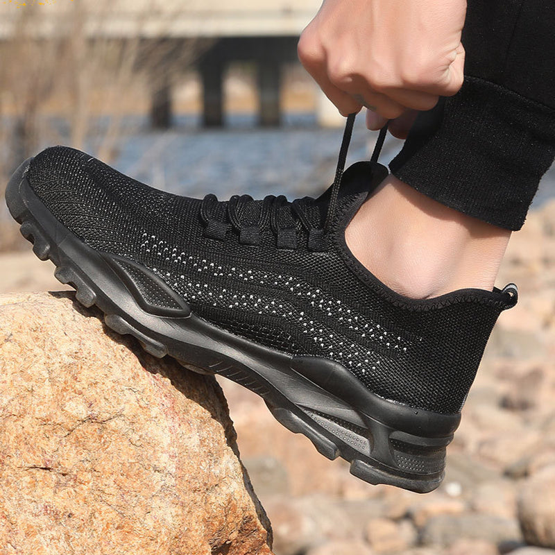 Hand biegt Ferse: super flexible EVA-Sohle, ultraleichter Schuh