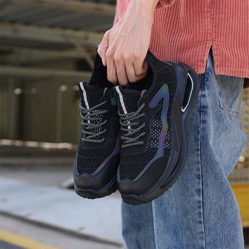 Leichter Arbeitsschuh Schwarz-Lila, Hand hält Paar