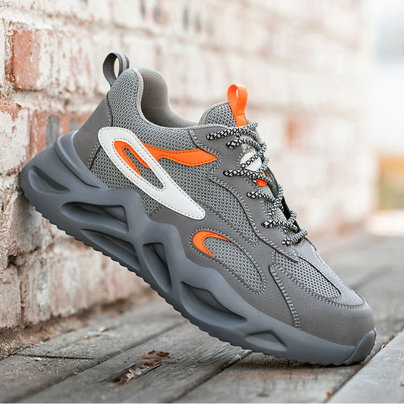 Schuh Grau-Orange getragen, Vorderfuß auf Bordstein – Profil sichtbar