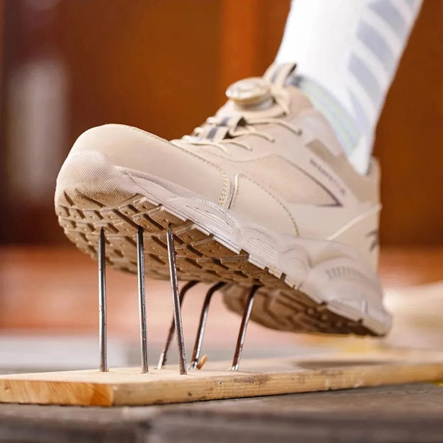 Sandfarbener Schuh auf Nagelbrett – Kevlar-Durchtrittschutz-Demo