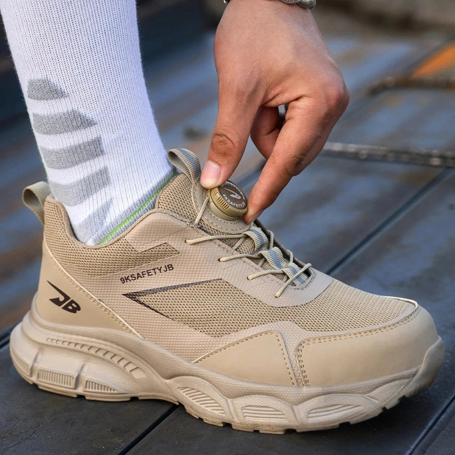 Sandfarbener Schuh, Hand zieht BOA-Drehknopf fest