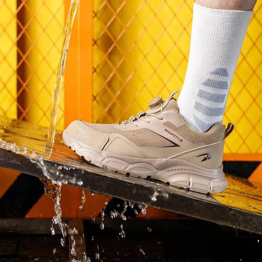 Paar schwarze Schuhe getragen, Front- & Seitenansicht nebeneinander