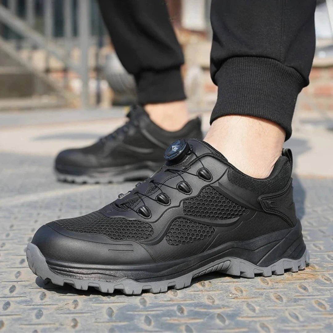 Falcon S3 getragen – seitliche Ansicht beim Gehen auf Betonstufe