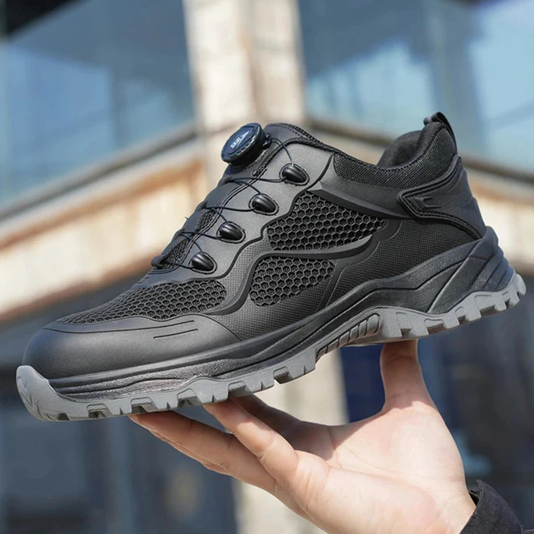 Flexibilitätsdemo: Falcon S3 Sicherheitsschuh wird in der Hand gebogen