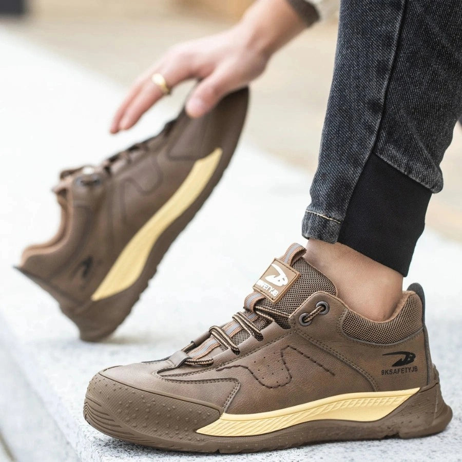 Brauner Schweißerschuh getragen, Hand kontrolliert Flexibilität des Oberleders