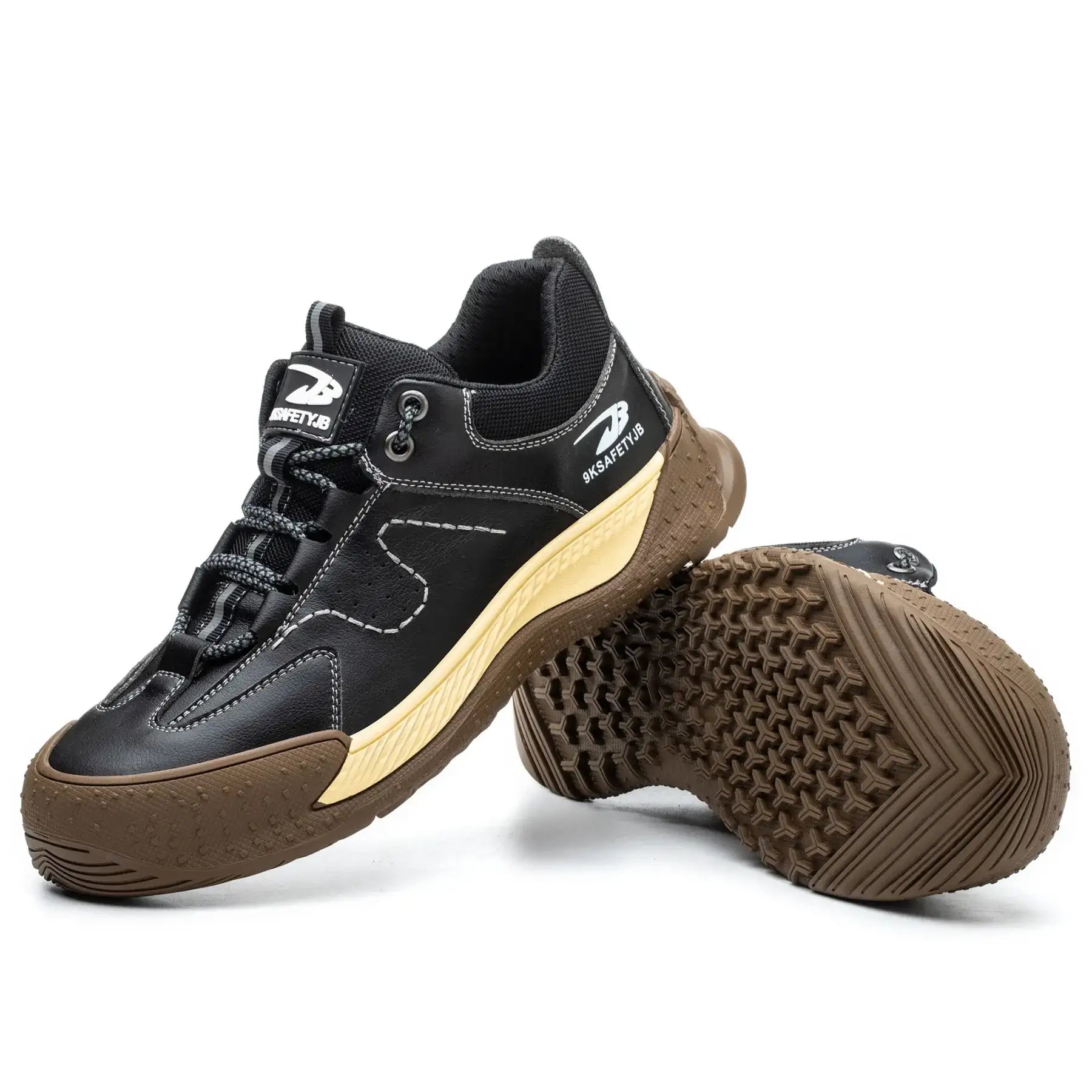 Paar braune Schuhe diagonal, Untersohle & Zehenschutz im Fokus