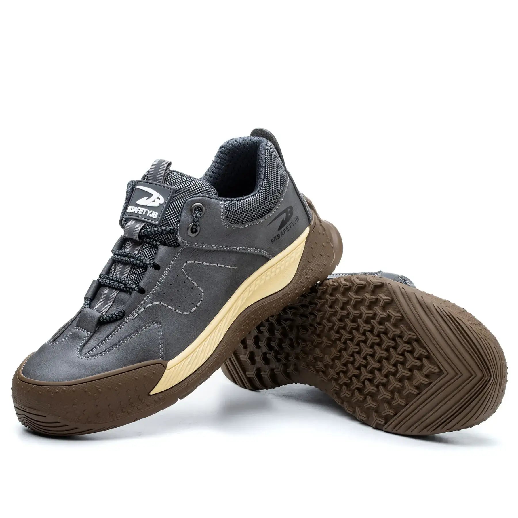 Paar schwarze Schuhe nebeneinander, Front- & Seitenansicht – Studioweiß