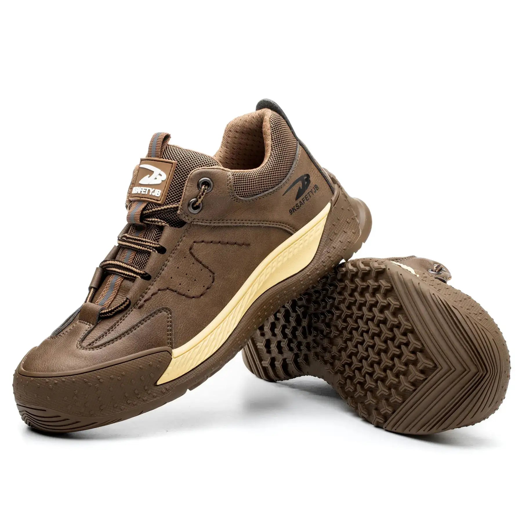 Paar braune Schuhe nebeneinander, einer zeigt Untersohle mit tiefen Stollen