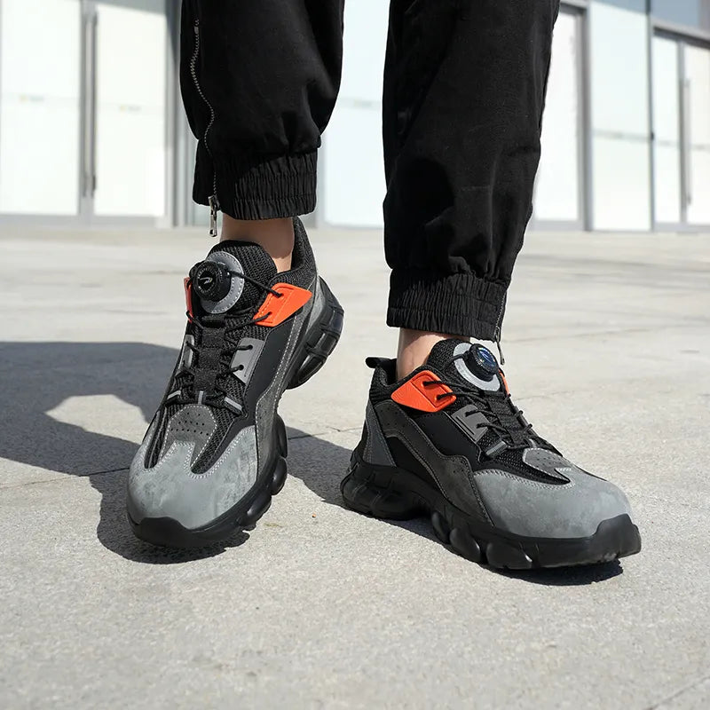 Grauer Schuh getragen, Schritt auf Betonplatz – Seitenansicht