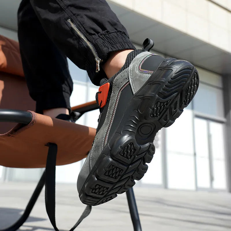 Untersohle in Nahaufnahme beim Sitzen auf Leiter, Flex-Test & Dämpfungspads