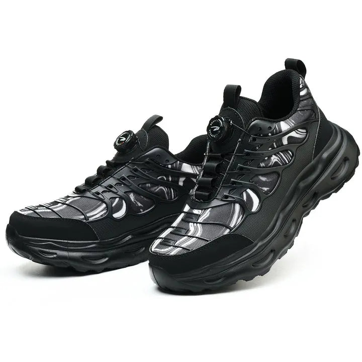 Paar Schuhe schräg frontal, einer zeigt Innenseite – Studioweiss