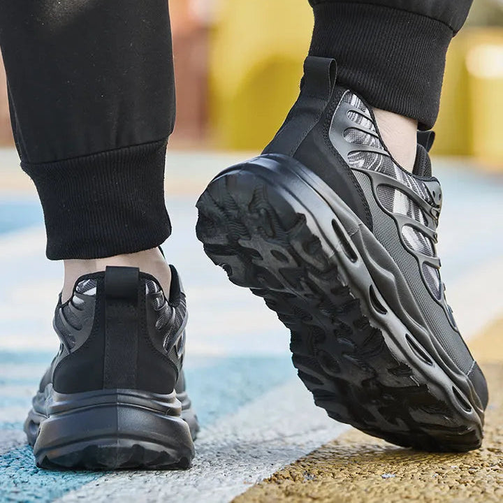 Schuh getragen, Schritt auf Beton – Ferse mit Air-Dämpfung im Fokus