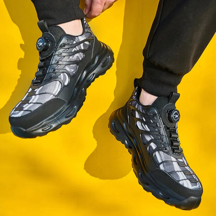 Paar Schuhe getragen auf gelber Werkbank, Front- & Seitenansicht beim Gehen