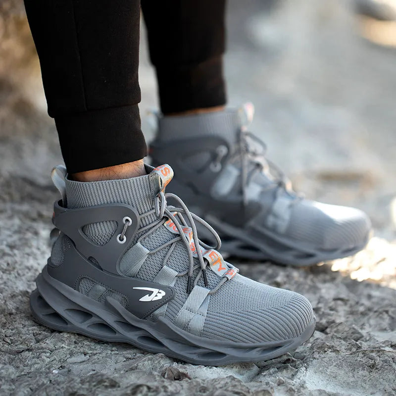 Grauer Schuh getragen, tritt auf Geröll – Outdoor-Szene