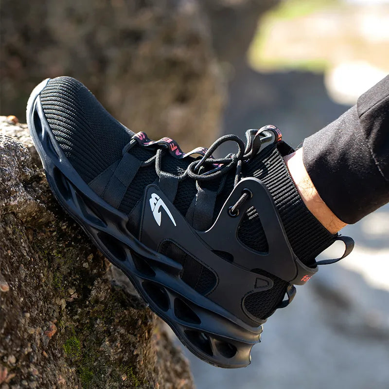 Schwarzer Schuh getragen, stellt Fuß auf Felsblock – Kevlar-Flex