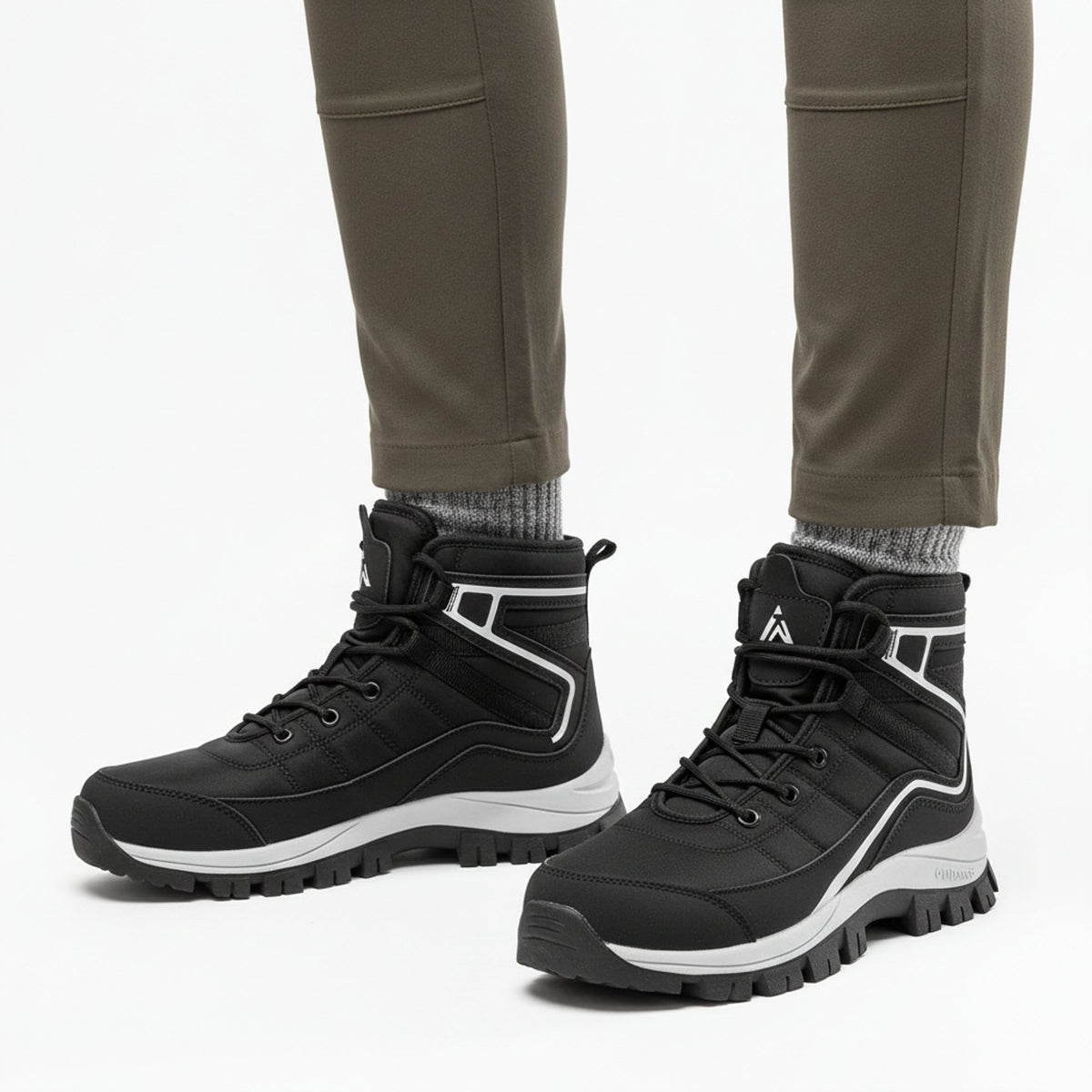Henner Domea – Bequeme Outdoor-Schnürstiefel, warm gefüttert Wanderschuhe Damen in Schwarz – Frontalansicht im Studio
