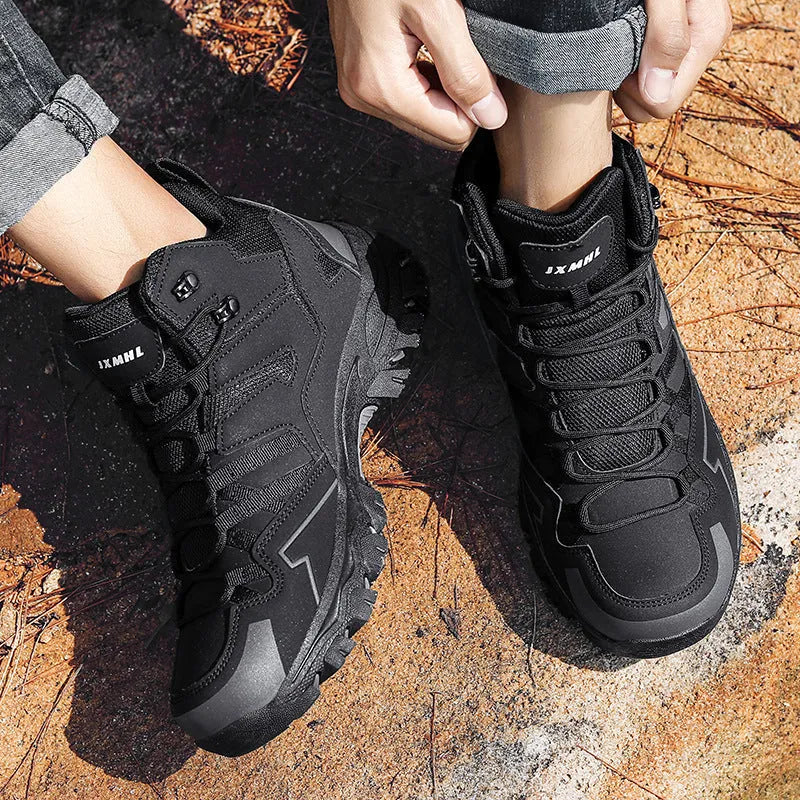 Schwarzer Stiefel getragen, Detail Ferse & Manschette auf Fels