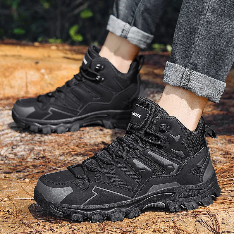 Schwarzer Stiefel, Sohle diagonal, grobes Trekking-Profil
