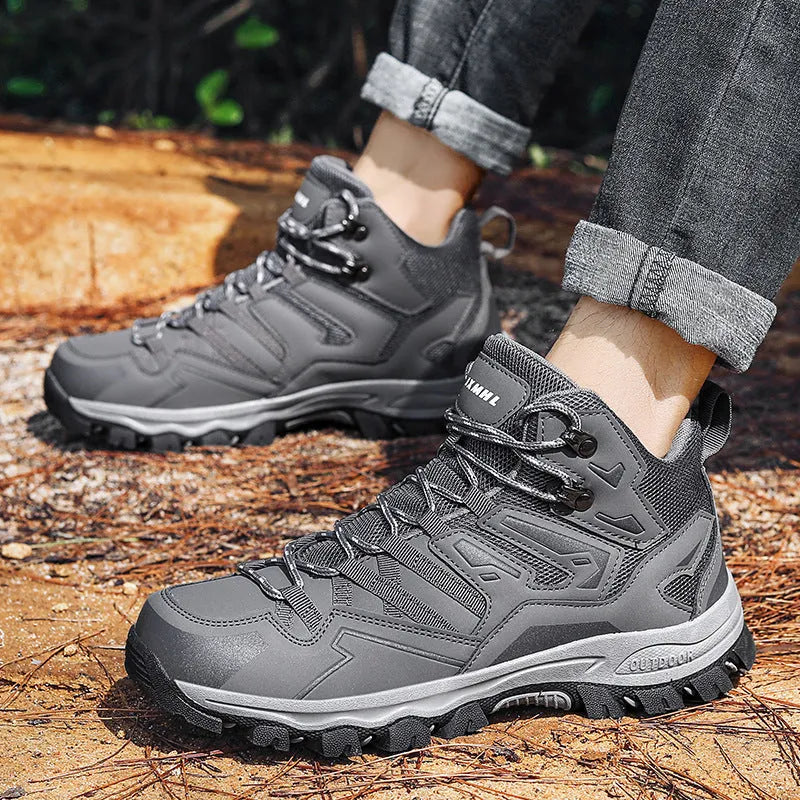 Dunkelgrauer Stiefel getragen, Schrittseitlich auf Fels