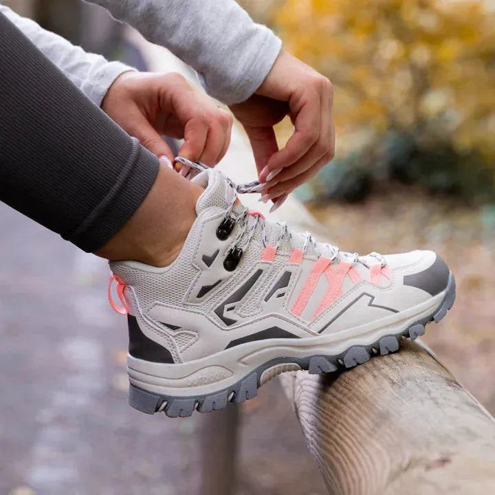 Sandfarbener Stiefel getragen, Front- & Seite auf Trail