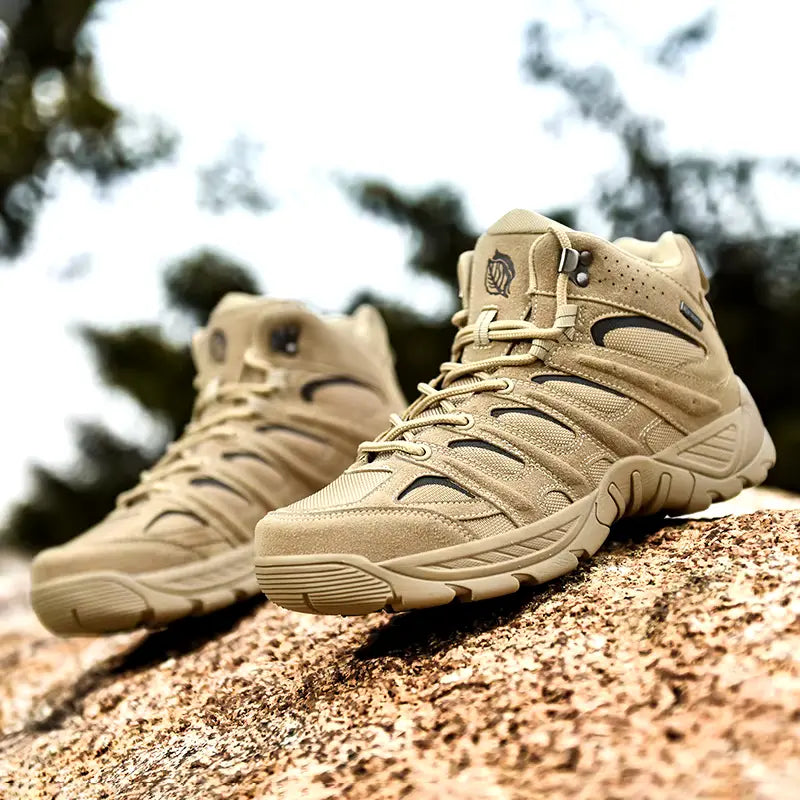 Paar Sand-Stiefel auf Felsplateau, Seitenansicht links