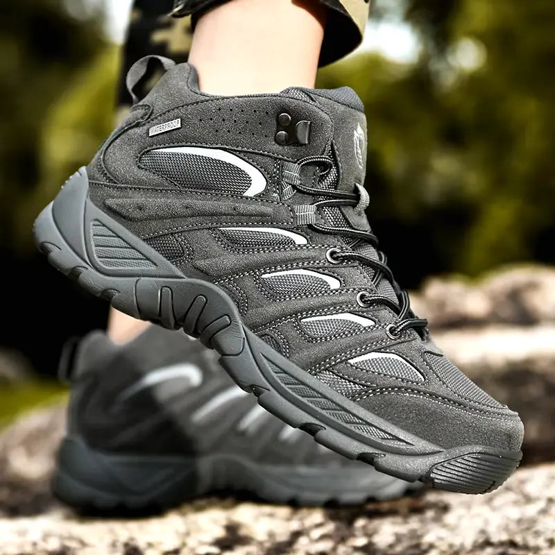 Dunkelgrauer Stiefel getragen, Tritt auf Felsen – Profil sichtbar