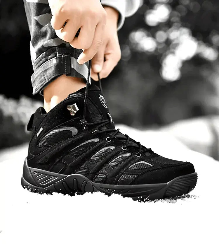 Schwarzer Stiefel geschnürt, Nahaufnahme Schnürhaken & Ösen