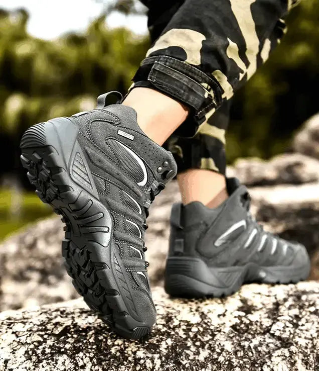 Schwarzer Stiefel getragen, Schritt auf Fels – Outdoor-Szene