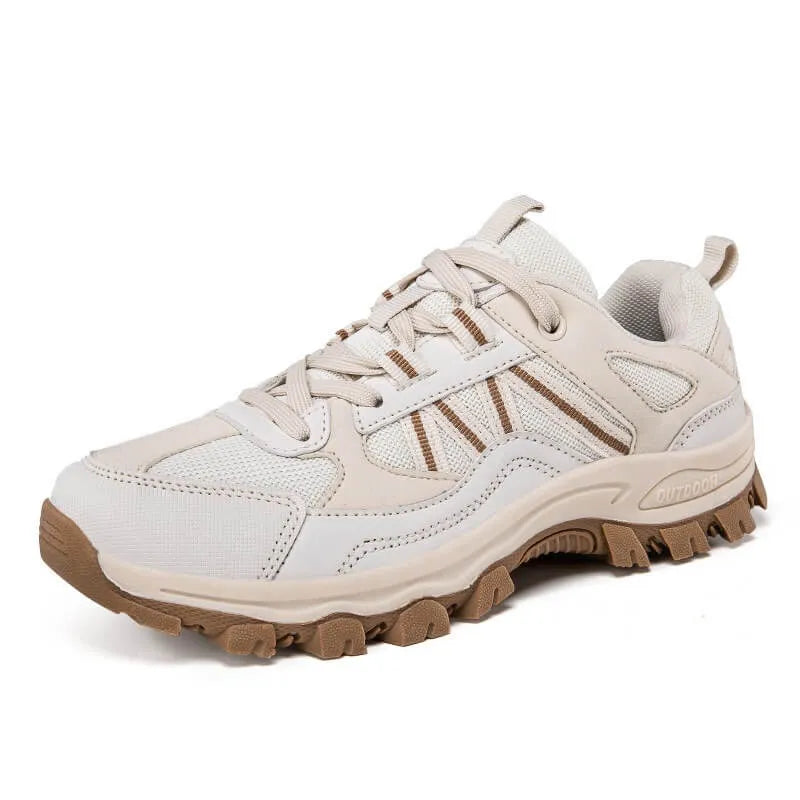 Wanderschuh Low-Cut Beige / Sand, grobes Trekking-Profil – Hero-Seitenansicht