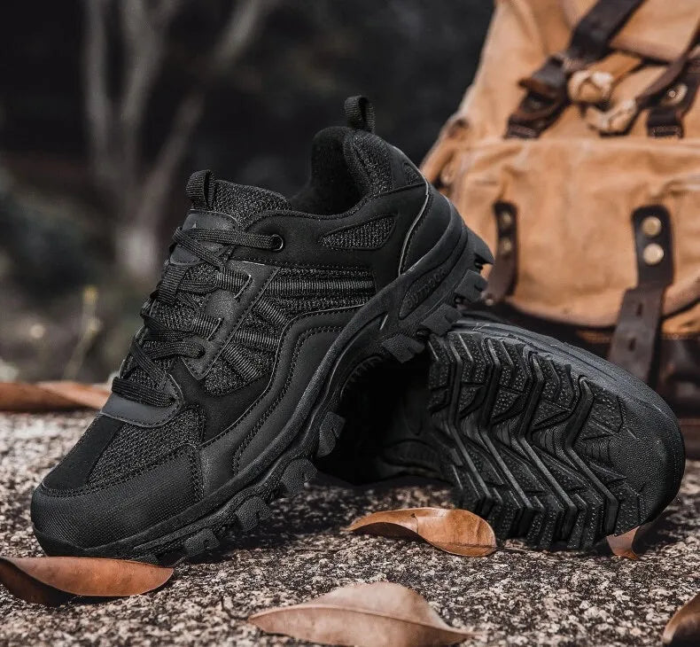 Schwarzer Schuh getragen, tritt auf Wurzel – Grip-Demo