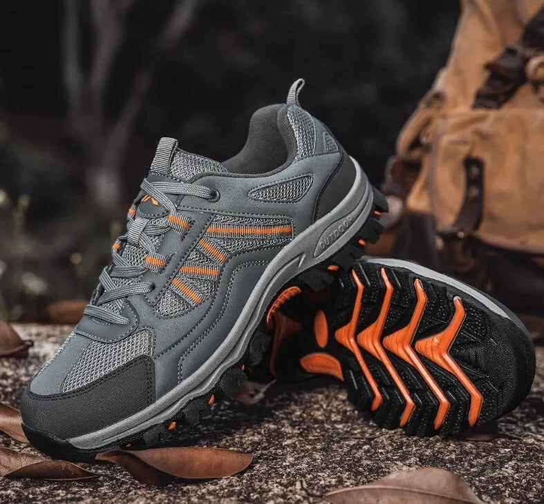 Grau-Orange Schuh getragen, Profilansicht im Gelände