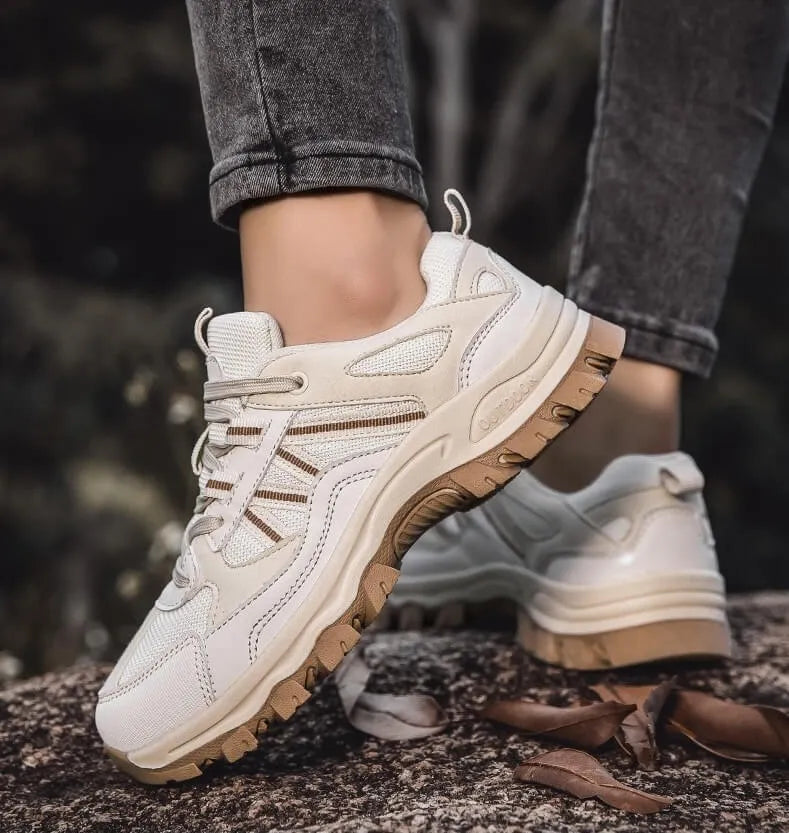 Weißer/Beiger Schuh getragen, Front- und Seitenansicht