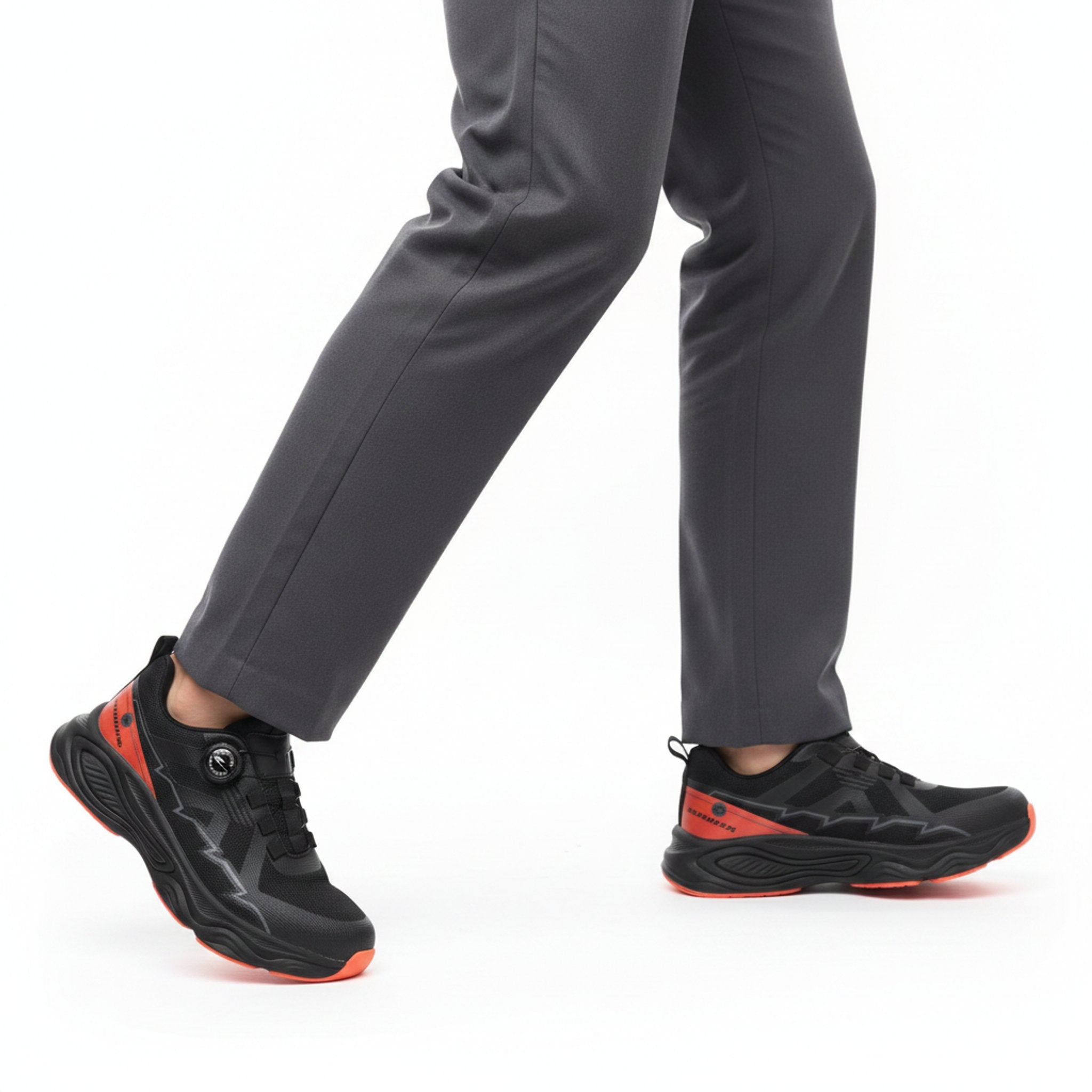 Henner ForcePro Sicherheitsschuhe S3 Unisex in Schwarz Orange – seitliche Gehbewegung