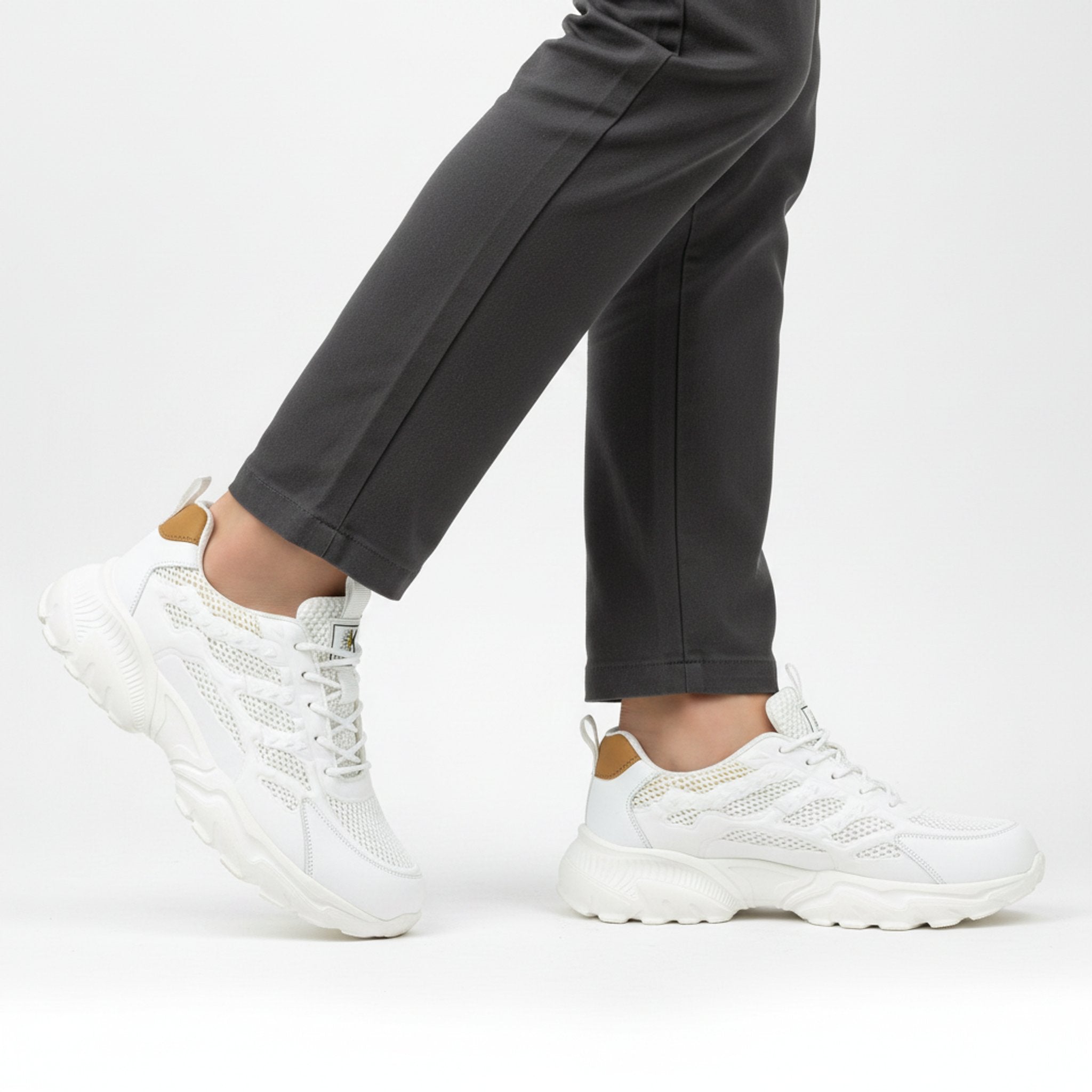 Henner 75Plus - S1 Sicherheitsschuhe Sicherheitsschuhe S1 Damen in Weiss – seitliche Gehbewegung