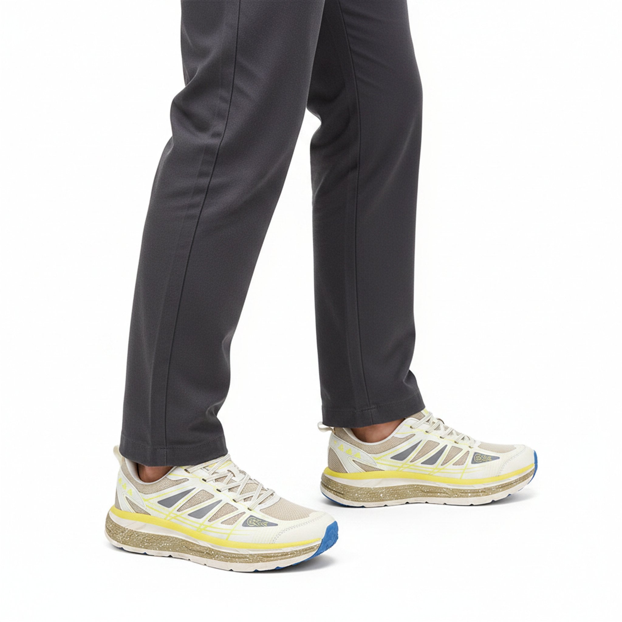 Henner Sandic Berufsschuhe Unisex in Beige – seitliche Gehbewegung